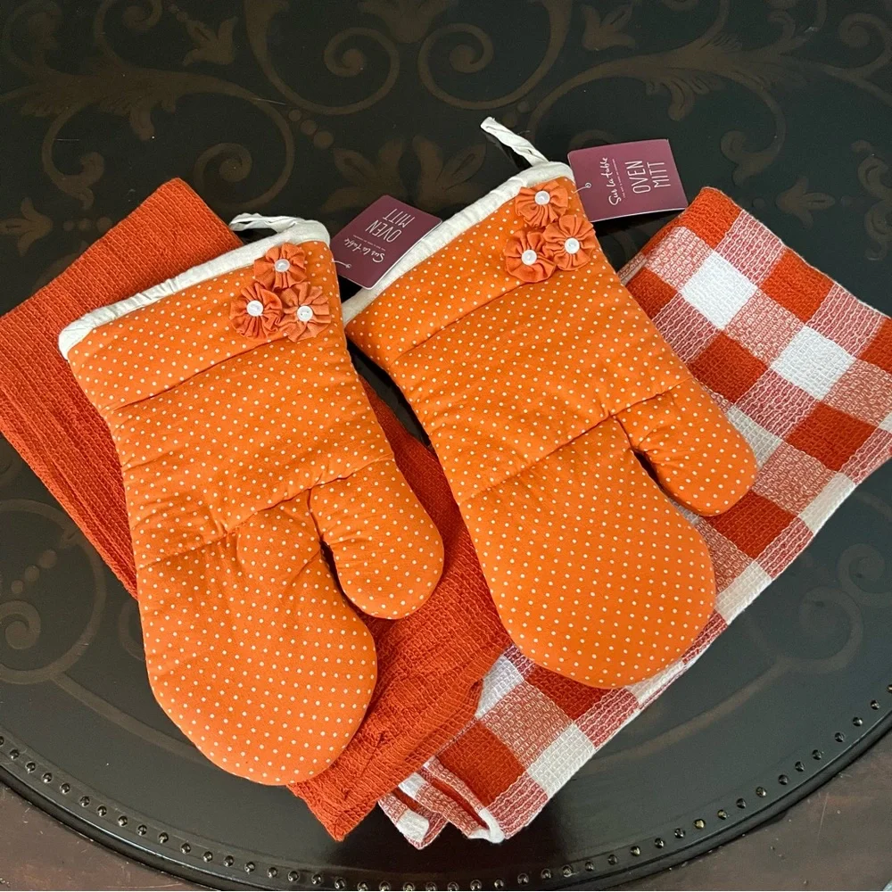 Sur La Table Oven Mitt and Towels Set NWT